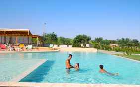 Der schöne Pool mit sanftem Einstieg und separatem Kinderbecken